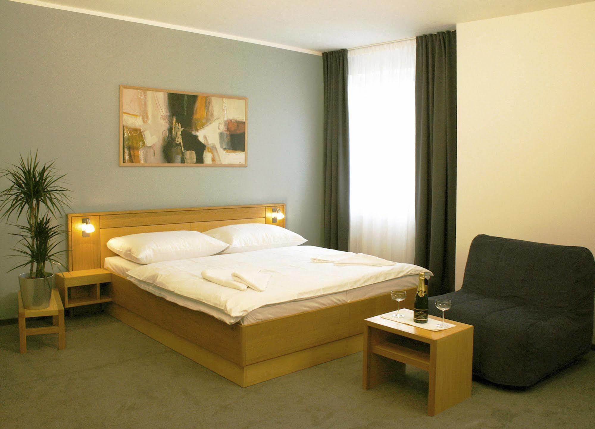 Hotel Trend Plzeň Esterno foto